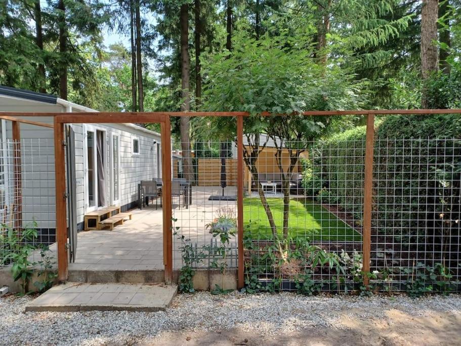 Boshuis Met Grote Tuin I Vakantiepark Met Zwembad Hoenderloo Exteriör bild